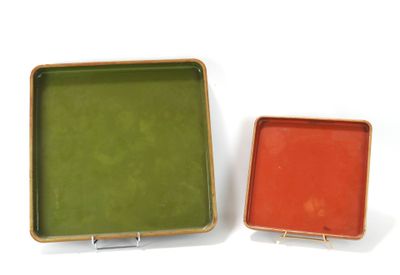 une paire de plateaux orange et verts posés sur une surface blanche