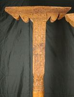 Deux colonnes en pin sculpté avec leur console à décor d'enr… (photo 5)