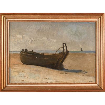 une peinture à l'huile représentant un bateau sur une plage de sable, avec un voilier en arrière-plan