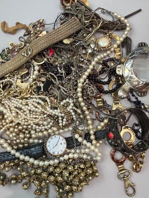 un tas de bijoux variés posés sur une table blanche