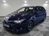 La Toyota Auris bleue est garée sur un sol à damier.