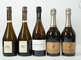 six bouteilles de vin sont alignées sur une surface blanche