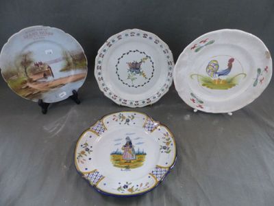 trois assiettes à motifs différents posées sur une table