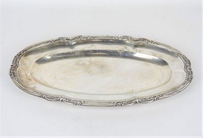 une assiette en argent avec un motif décoratif sur le bord