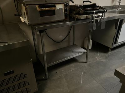 une image d'une cuisine avec une cuisinière, un four et un évier