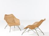 une paire de chaises longues en osier et en métal