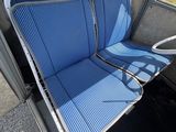 un siège bleu à l'intérieur d'un bus