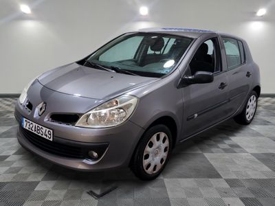 la voiture grise est garée dans le garage sur le sol en damier