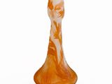 un vase en verre orné de motifs orange et blancs