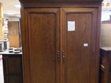 une armoire en bois surmontée d'un miroir