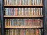 de nombreux livres qui se trouvent sur les étagères de la pièce
