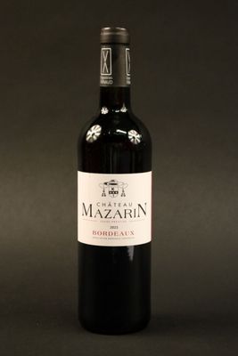 une bouteille de vin posée sur une table
