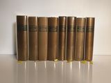six livres sont alignés sur une surface blanche