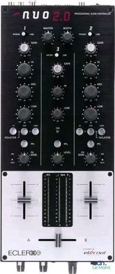 un gros plan d'une table de mixage de DJ sur fond blanc