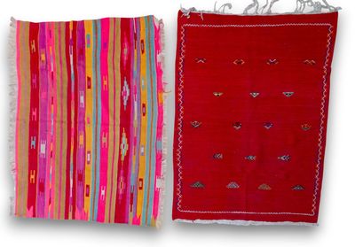 deux morceaux de tapis rouges et roses sur fond blanc