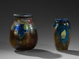 deux vases posés l'un à côté de l'autre sur une table