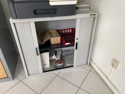une petite armoire sur laquelle est posée une imprimante