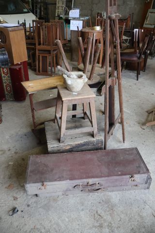Lot de mobilier divers : tabourets, tables, chevalet, sellette, 2...