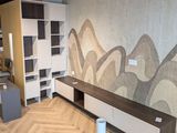 une photo d'un salon avec du parquet et une fresque murale