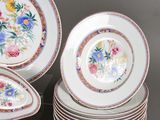 many plates that are stacked on top of each other