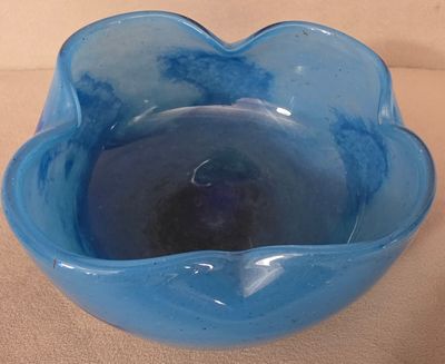 un bol bleu posé sur une table