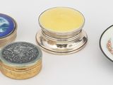un grand nombre d'objets différents posés sur une table