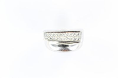 gros plan d'une bague en diamant sur fond blanc