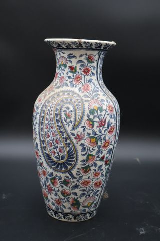 GIEN. Vase balustre, décor cachemire. H : 26 cm