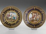 deux assiettes ornées d'une peinture représentant un homme à cheval et une femme à cheval