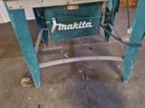 a machine that is sitting on a table in a room