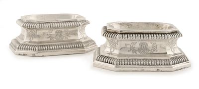 paire de bougeoirs en argent ornés de motifs gravés sur les côtés