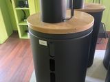 une cafetière posée sur une table