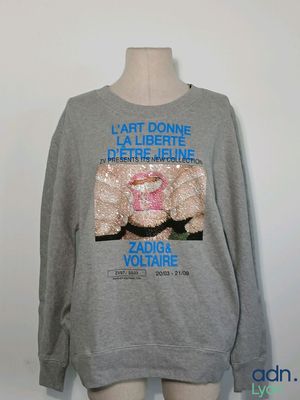 sweat-shirt gris orné d'une image représentant les lèvres d'une femme