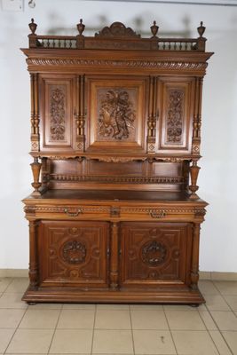 Important buffet deux corps en noyer mouluré et sculpté ouvr…