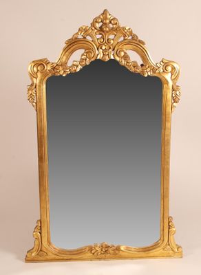 un miroir orné d'un cadre doré sur fond blanc