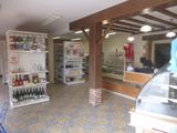 un magasin avec un comptoir, des étagères et des bouteilles de vin