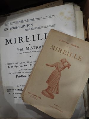 un livre qui se trouve dans une boîte posée sur une table