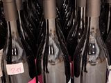 des bouteilles de vin sont alignées sur une étagère dans un magasin