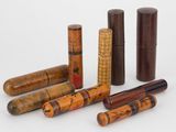 de nombreux types différents de tubes en bois sur une surface blanche