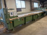 une image d'une machine qui travaille sur un morceau de bois