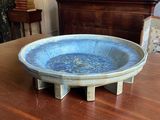 un bol bleu posé sur une table en bois dans un salon
