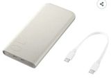 une image représentant une batterie externe blanche à laquelle est branché un câble