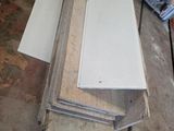 plusieurs pièces de bois sont empilées dans un garage