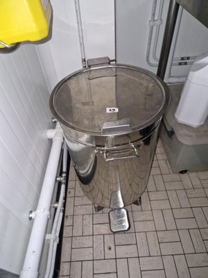 une photo d'une poubelle en acier inoxydable dans une salle de bains