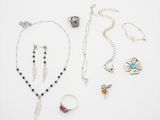 un ensemble de bijoux comprenant des bagues, des bracelets, des bagues et des colliers