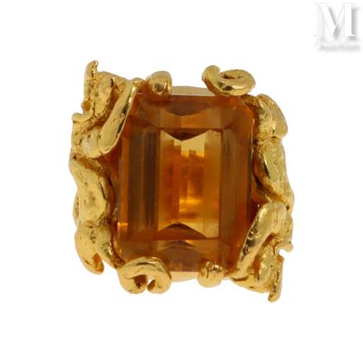 une photo d'une bague en or jaune sertie d'une citrine facettée