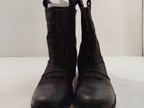 des bottes en cuir noir avec des boucles sur les côtés