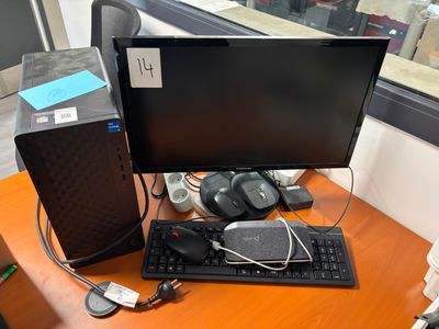 un ordinateur de bureau posé sur une table avec un clavier et une souris