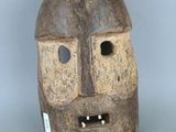 une image représentant un masque en bois sur fond gris
