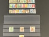 la photo d'une vitrine contenant des timbres